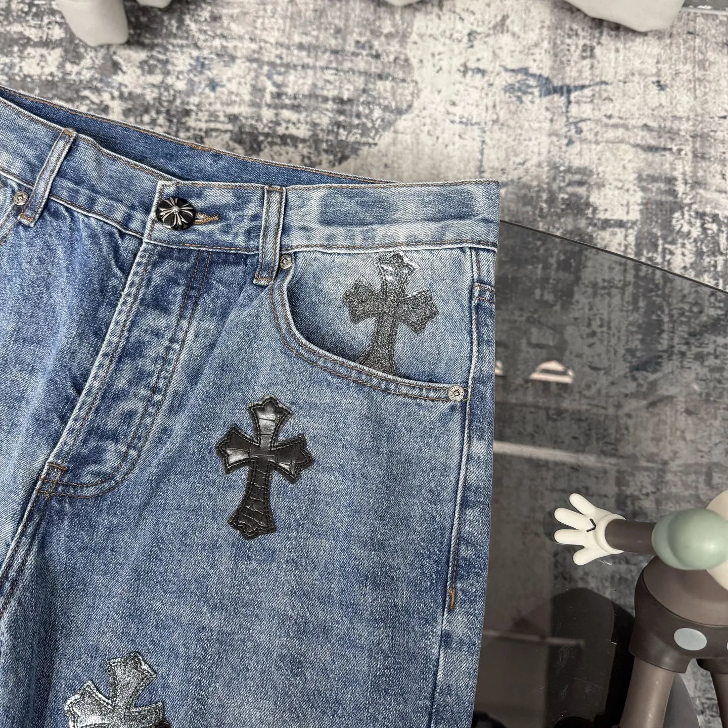 P260 Chromehearts washed blue starry sky crocodile patch leather jeans adopt starry sky theme leather elements, mostly presented in the shape of a cross, with glitter on the leather surface. Unique design, simple and elegant details, exquisite workmanship, the entire trousers are neatly routed, and the details are in place! Ceiling-level jeans, a pair that is hard to find at the counter. About Zangyin, this is an extremely luxurious fashion brand that can also be called the aristocrat of the high street. It has always been an exclusive brand for some hipsters or the rich second generation. It is more luxurious and noble than ordinary high streets. It is more fashionable and individual than luxury brands. Top heavy industry fashion design has always been created in high street luxury style. Speaking of this style, Zangyin family and GU family are definitely the leading representative brands, especially the Zangyin family's creation of high street style. It has really achieved a state-of-the-art effect. The color system of this model is made of unique washed materials. It is already quite eye-catching. It is decorated with pink patchwork cross flowers, which cleverly highlights the charm of the brand. Secondly, this model adopts a classic high-waist cutting design, which highlights the long legs and fashionable temperament of the upper body. The brand is highly recognizable and the slim-fitting configuration is more suitable for daily wear. Personality, fashion, and specification interpretation are all at a glance. Needless to say, materials and craftsmanship. As an excellent craftsman brand, Zangyin’s requirements for details and craftsmanship are really perfect. The washed color of this model has gone through a lot of processes, not to mention the embellishment of the denim appliqués. It is also purely hand-made and sewn. Just like what they believe in, only hand-made things have soul and have the meaning of wearing. A top-notch heavy-duty fashionable denim item. Recommended by both hands. Size: 28/30/32/34/36 Waist: 73/78/83/88/93 Knee: 52/53.5/55/56.5/58 Pants length: 100/102/104/106/108